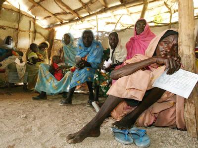 Sudanesische Flüchtlinge in West-Darfur warten in einem Auffanglager auf Hilfe (Archiv). Weltweit sind über 40 Millionen Menschen vertrieben oder auf der Flucht. Flüchtlinge