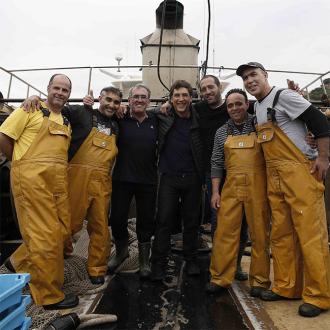 Javier Bardem möchte die Meere retten. Javier Bardem auf einem Schiff von Sea2see