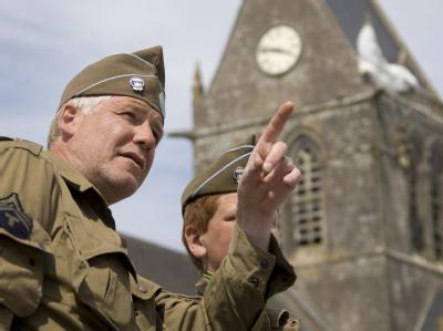 Rollenspiel in alten Uniformen in Sainte-Mère-Église in der Normandie. Am 6. Juni 1944 landeten an fünf Landungsabschnitten 133 000 Soldaten. D-Day