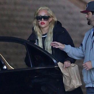 Dem früheren Kinderstar scheint es wieder besser zu gehen. Nach ihrer Entlassung aus der Entzugsklinik hat Amanda Zuflucht bei ihren Eltern gefunden. Amanda Bynes