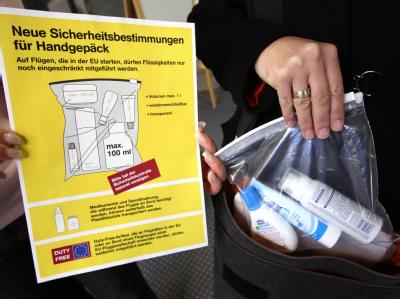 Das Verbot von Flüssigkeiten im Handgepäck soll länger laufen als geplant. Regel fürs Handgepäck