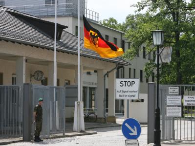 Auf Halbmast steht die Deutschlandfahne an der Einfahrt zur Henning-von-Tresckow-Kaserne in Geltow (Potsdam-Mittelmark), dem Einsatzführungskommando der Bundeswehr. Trauer um getötete Bundeswehrsoldaten