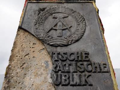 Blick auf einen DDR-Grenzstein. Der Versuch, das DDR-Grenzstein