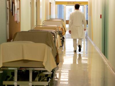 Allein im vergangenen Jahr bekamen 209 000 Patienten eine neue Hüfte und 175 000 eine Knieprothese Krankenhaus