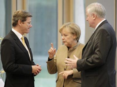 Koalitionäre in Berlin: FDP-Chef Guido Westerwelle (l), Bundeskanzlerin Angela Merkel und der CSU-Vorsitzende Horst Seehofer unterhalten sich in der Landesvertretung von Nordrhein-Westfalen. Koalitionsverhandlungen in Berlin