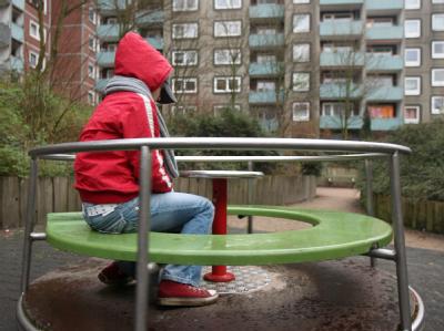 Ein Ergebnis der Studie: An Kopfschmerzen leiden bereits vier Prozent der Erstklässler, in der vierten Klasse sind es zehn Prozent der Schüler. (Symbolbild) Mehr psychische Probleme bei Kindern