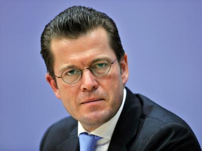 Verteidigungsminister Karl-Theodor zu Guttenberg stimmt Generalinspekteur Wolfgang Schneiderhan zu: der Luftangriff sei angemessen gewesen. Karl-Theodor zu Guttenberg