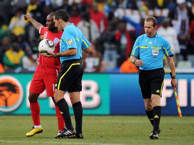 England-Spieler Defoe beschwert sich bei Schiedsrichter Larrionda über die Fehlentscheidung. Auch Linienrichter Espinosa (r) hatte das klare Tor offenbar nicht gesehen. Aufregung im Viertelfinale