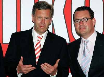 Bundespräsident Christian Wulff und «Bild»-Chefredakteur Kai Diekmann (r). Foto: Sören Stache/Archiv Christian Wulff und Kai Diekmann