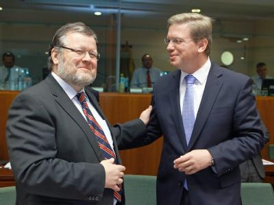 Islands Außenminister Ossur Skarphedinsson (l) im Gespräch mit EU-Erweiterungskommissar Stefan Füle in Brüssel. Ossur Skarphedinsson und Stefan Füle