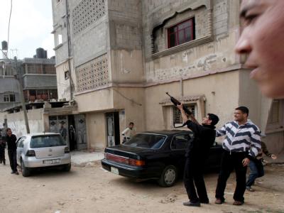 Während der Beerdigung von Opfern der israelischen Luftangriffe in Gaza-Stadt feuern Angehörige in die Luft. Trotz aller Appelle zur Zurückhaltung dreht sich die Spirale der Gewalt auch den achten Tag in Folge weiter. Beerdigung in Gaza-Stadt