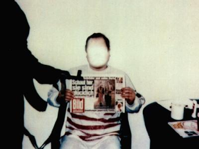 Die Polizei-Aufnahme zeigt den entführten Jan Philipp Reemtsma mit einer Ausgabe der Bild-Zeitung vom 26. März 1996. Das Foto übermittelten die Entführer damals den Angehörigen als Lebensbeweis. (Foto: Polizei) Polaroid-Foto von Reemtsma