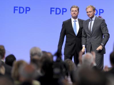 Der FDP-Vorsitzende Guido Westerwelle und Generalsekretär Christian Lindner (r) in Köln. Westerwelle und Lindner