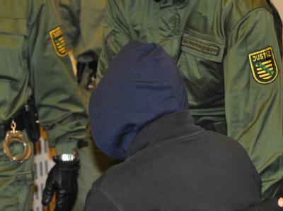 Der Angeklagte Alex W. wird in den Verhandlungssaal gebracht. Angeklagter in Dresden