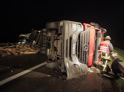 Der 40-Tonner liegt nach dem Unfall auf der Autobahn A5. Schwerer Unfall auf A5