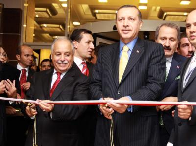 Der türkische Ministerpräsident Recep Tayyip Erdogan (r) und Baghdadi Mahmudi, Generalsekretär des Allgemeinen Volkskomitees, weihen in Tripolis ein mit türkischer Unterstützung gebautes Hotel ein. (Archivbild) Erdogan in Libyen
