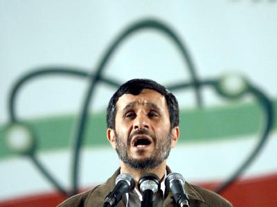 Der iranische Präsident Mahmud Ahmadinedschad bei einer Rede in der Urananreicherungsanlage in Natans. Foto: Abedin Taherkenareh/Archiv Mahmud Ahmadinedschad