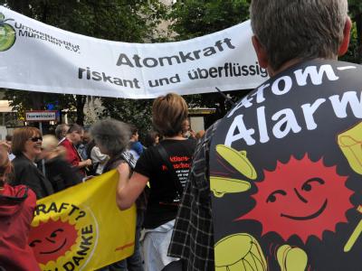 Umweltverbände, Parteien und Gewerkschaften wollen am 18. September zehntausende Bürger im Regierungsviertel auf die Straße bringen. (Archivbild) Atomkraft-Gegner demonstrieren