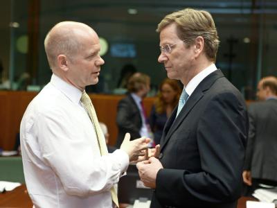 Bundesaußenminister Guido Westerwelle und sein britischer Amtskollege William Hague (l) fordern Kompromisse und Kooperation von Serbien. (Archivbild) William Hague und Guido Westerwelle