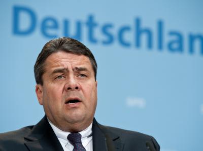 SPD-Chef Gabriel: Das Amt des Bundespräsidenten «ist bereits in einem Maß beschädigt, das man sich nicht vorstellen konnte.» Foto: Robert Schlesinger Sigmar Gabriel