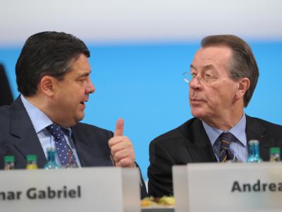 SPD-Chef Gabriel (l) wehrt sich gegen die Vorwürfe seines Vorgängers Müntefering. Sigmar Gabriel und Franz Müntefering