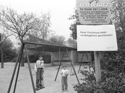 Ein Schild warnt in Wiesbaden vor der Nutzung eines Spielplatzes. (Archivfoto vom 05. Mai 1986) Reaktorunfall in Tschernobyl