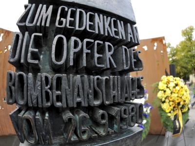 Mahnmahl zum Oktoberfest-Attentat vom 26. September 1980: Damals wurden 13 Menschen getötet und mehr als 200 zum Teil schwer verletzt. Archivfoto: Frank Leonhardt Mahnmahl zum Oktoberfest-Attentat