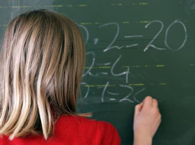 Der Auswertung zufolge ist die Koppelung von sozialer Herkunft und Gymnasialchancen im Saarland, in Sachsen und Hessen besonders groß. (Symbolbild) Schülerin an der Tafel