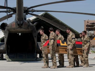 Bundeswehrsoldaten verladen am Ostersonntag 2010 im Feldlager in Kundus die Särge von drei gefallenen Kameraden in einen Helikopter. Getötete Bundeswehr-Soldaten