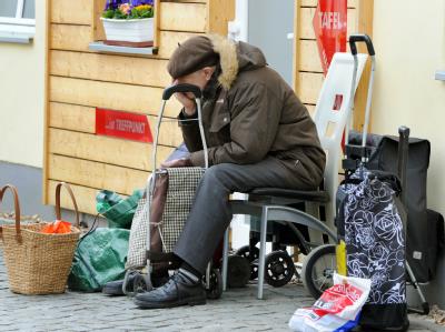 In Deutschland ist die Arbeitslosenquote zwar auf den niedrigsten Stand seit dem Mauerfall. Doch wer keinen Job hat, muss stärker den Absturz in Armut fürchten als anderswo, besagen EU-Zahlen. Foto: Waltraud Grubitzsch Armut in Deutschland