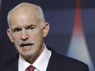 Der griechische Ministerpräsident Giorgos Papandreou steht mit dem Rücken zur Wand. Foto: Kerim Okten Giorgos Papandreou