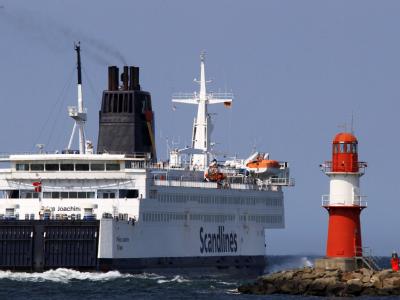 Eine Fähre läuft aus dem Hafen in in Rostock-Warnemünde in Richtung Dänemark aus. Dänemark will auch im Fährverkehr wieder Grenzkontrollen einführen. Fähre nach Dänemark