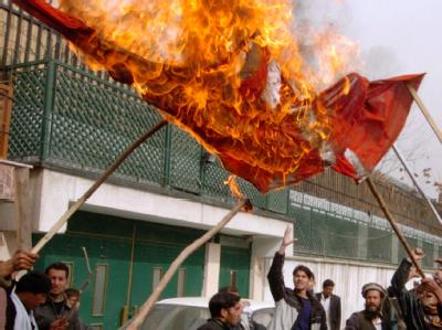Demonstration in Kabul gegen dänische Mohammed-Karikaturen (Archivbild): Nun wurden bei dänischen ISAF-Soldaten Dum-Dum-Geschosse gefunden. Dänische Flagge