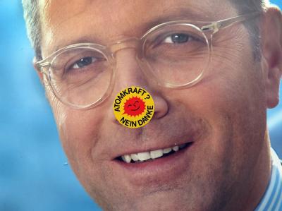 Ein Anti-Atomkraft-Aufkleber klebt in Düsseldorf auf einem Wahlplakat der CDU mit Bundesumweltminister Röttgen. Foto: Martin Gerten Wahlkampf in NRW