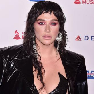 Die Musikerin hat einen Song veröffentlicht, der Nicholas Cage gewidmet ist. Die Schönheit bezieht sich auf dem Track auf den Schauspieler und dessen Stimme ist zu hören. Kesha