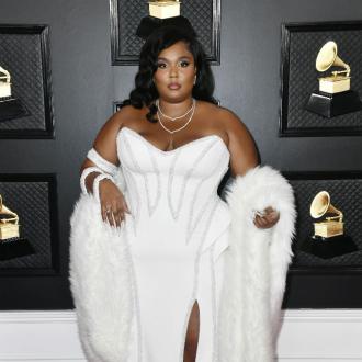 Die 31-jährige Grammy-Gewinnerin hat Nahrungsmittel in Krankenhäuser gesandt, die derzeit die COVID-19-Pandemie bekämpfen. Lizzo