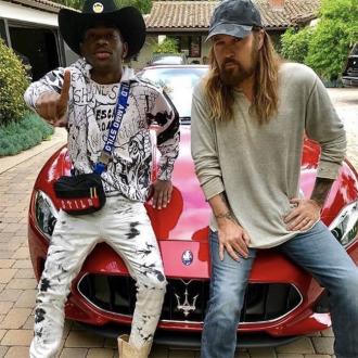 Der Musiker bekam das teure Auto geschenkt, um letzten Hit zu feiern.Der 20-Jährige Rapper schenkte ihm den Maserati, um den Erfolg ihrer Kollaboration zu feiern. Billy Ray Cyrus und Lil Nas X