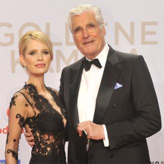 Der Schauspieler steht mit beiden Beinen fest im Leben und auch karrieretechnisch läuft es rund. Dennoch macht er sich auch nachdenklichere Gedanken. Sky du Mont