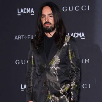 Der Designer fordert die Menschen dazu auf, während der Zeit der Coronavirus-Pandemie miteinander solidarisch umzugehen. Der Künstler hat zu Solidarität aufgerufen. Alessandro Michele