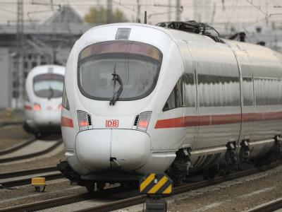Eine Betonplatte auf dem Gleis hat einen ICE bei Freiburg beschädigt. (Symbolfoto) ICE