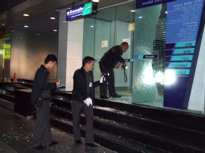 Polizisten inspizieren den Ort des Granatenanschlags in Bangkok. Anschlagsort in Bangkok