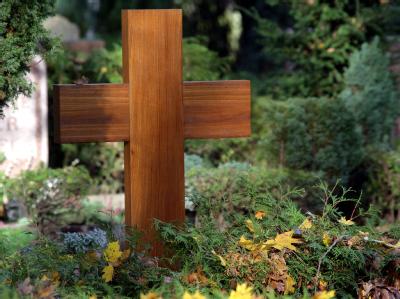 In der Schweiz wird der Tod einer jungen Frau untersucht, die nach Einnahme eine Antibabypille gestorben ist. (Symbolbild) Friedhof