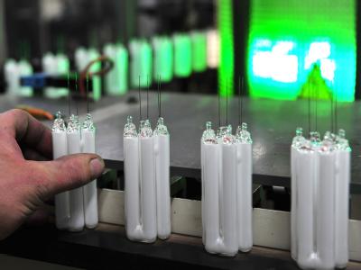 Ein Bericht über gesundheitsschädliche Ausdünstungen hat die Diskussion um Energiesparlampen befeuert. Produktion von Energiesparlampen