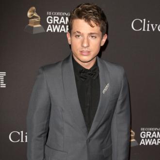 Der Musiker hat einen neuen Song herausgebracht. Es ist einer von drei Veröffentlichungen. Charlie Puth