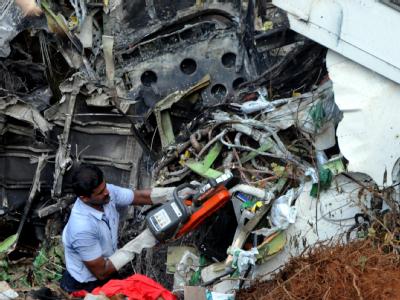 Ein Experte inspiziert das Flugzeugwrack in Mangalore. War der Pilot schuld an dem Absturz? Flugzeugwrack in Mangalore