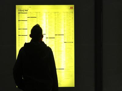 Schnee und Eis haben den Zugverkehr rund um Leipzig lahmgelegt. Etliche Reisende haben die Nacht auf dem Bahnhof oder in einem Aufwärmzug verbracht. Reisender in Leipzig