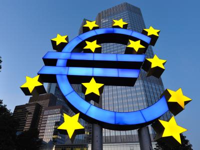 Die Euro-Skulptur in Frankfurt am Main vor der Zentrale der Europäischen Zentralbank (EZB). EZB