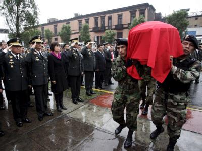 Peruanische Soldaten tragen einen getöteten Polizisten zu Grabe. Beisetzung in Lima