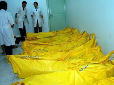 Gerichtsmediziner stehen auf Bali vor Leichensäcken mit Opfern des Anschlags vom 1. Oktober 2005. Damals starben mindestens 26 Menschen. Terroropfer