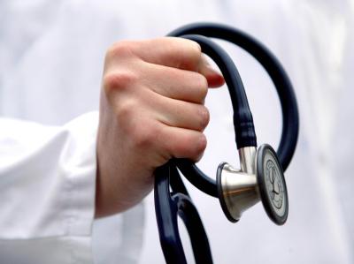 Die Zahl der Patientenbeschwerden bei den Gutachterstellen der Kammern stieg 2008 gegenüber dem Vorjahr von 10 432 auf 10 967 an. (Symboldbild) Stethoskop